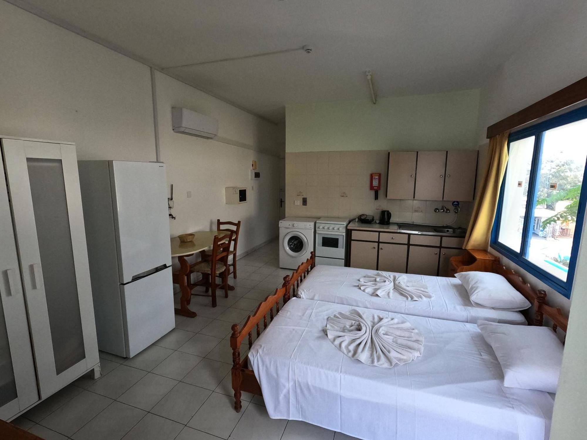 Island Budget Apartments Paphos Exterior photo