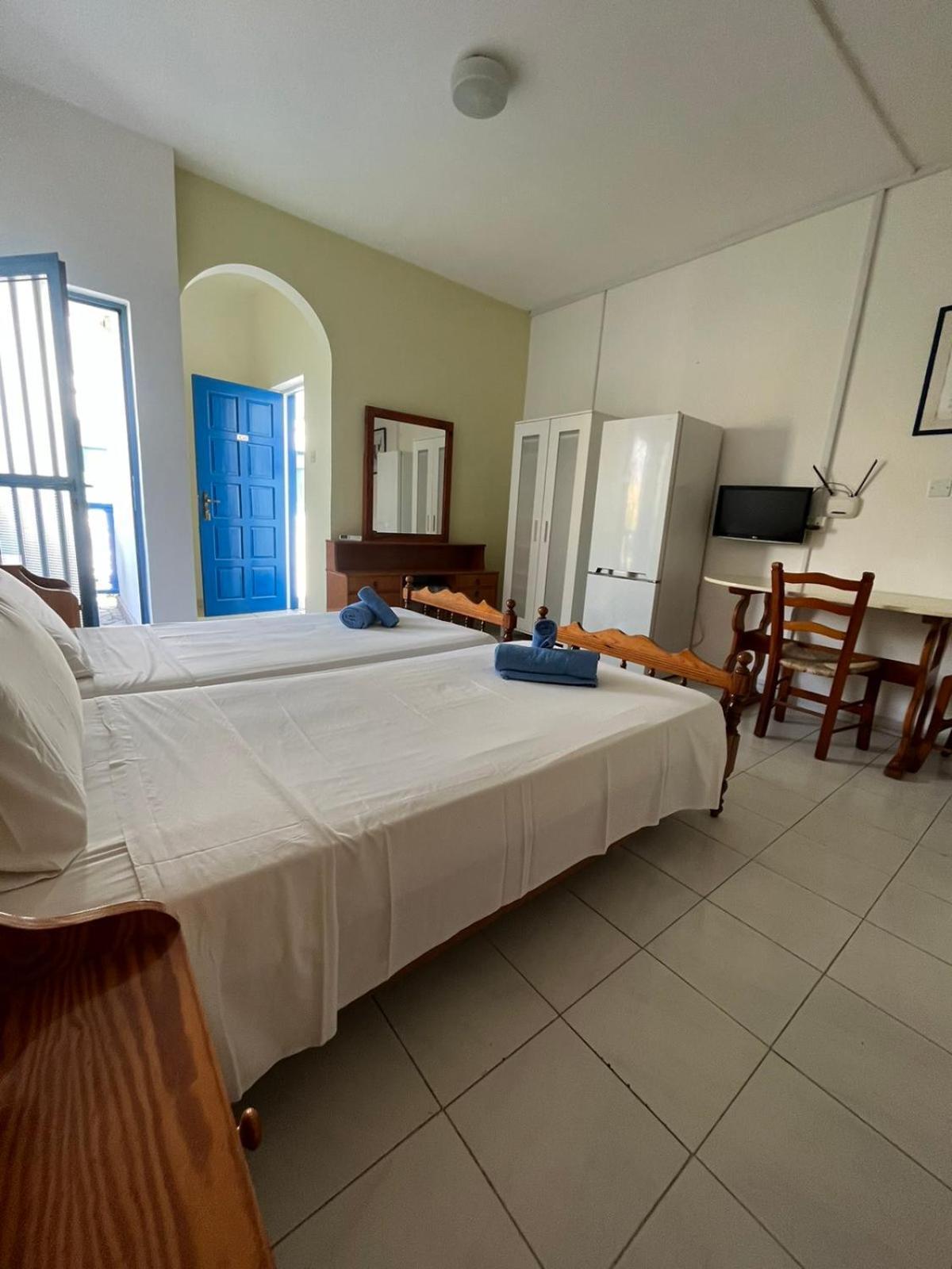 Island Budget Apartments Paphos Exterior photo