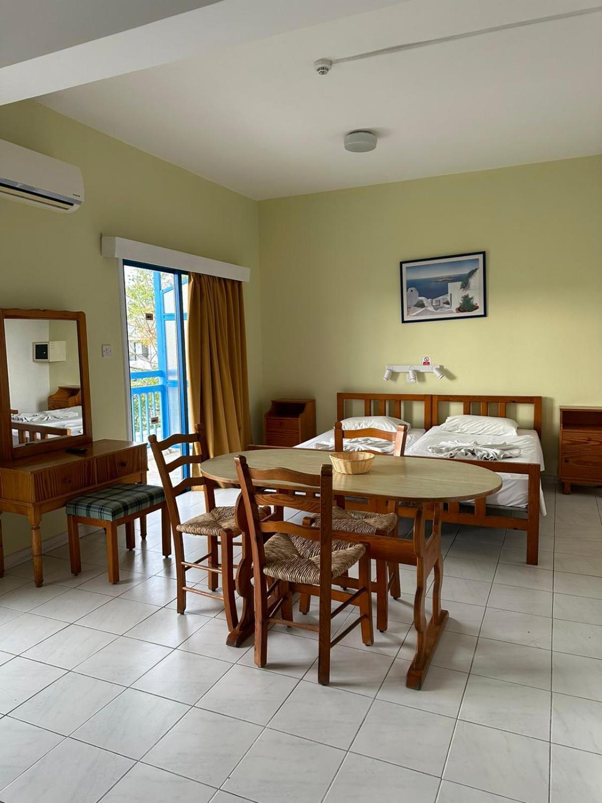 Island Budget Apartments Paphos Exterior photo
